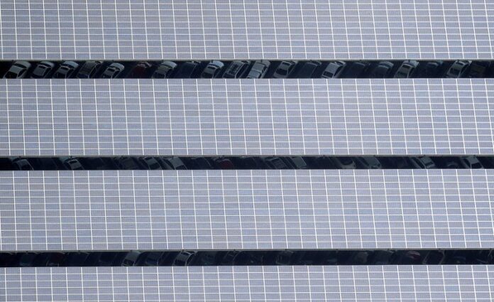 US solar installations hit quarterly record, making up 75% of new power added, report says