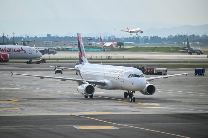 Dozens of Avianca and LATAM flights have been affected by a fuel bottleneck in Colombia (Luis ACOSTA)